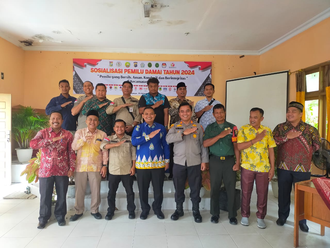 Kapolsek Tambang dan Camat Kampa Sosialisasi Pemilu Damai Kepada Warganya